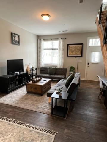 Uptown Gem Spacious With Parking-wifi-10 Min Walk To Spectrum Center Apartamento
